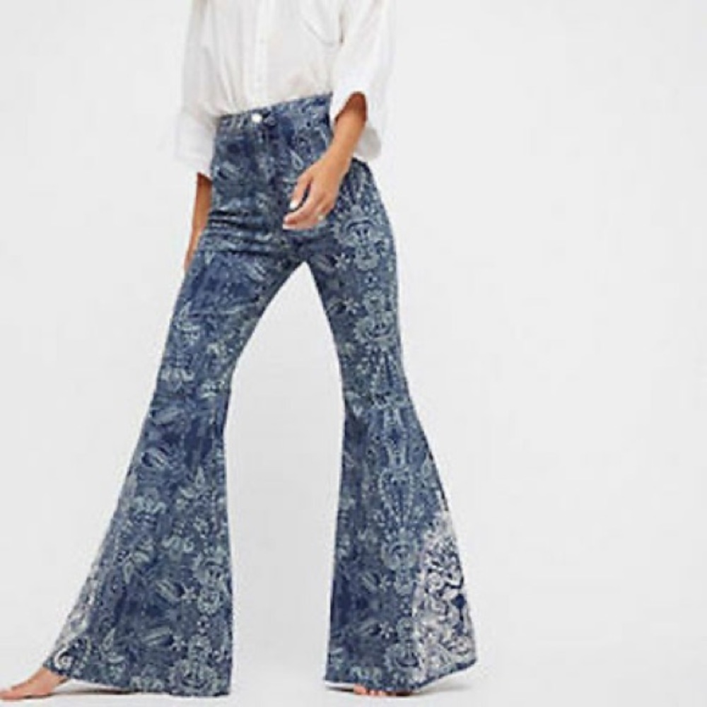 FREE PEOPLE Float On Printed Embroidered Flared Blue Jeans Size 25 OB670365